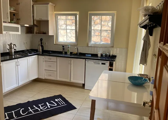 Guezey 3+1 Doga Ve Deniz Manzarali Appartement *